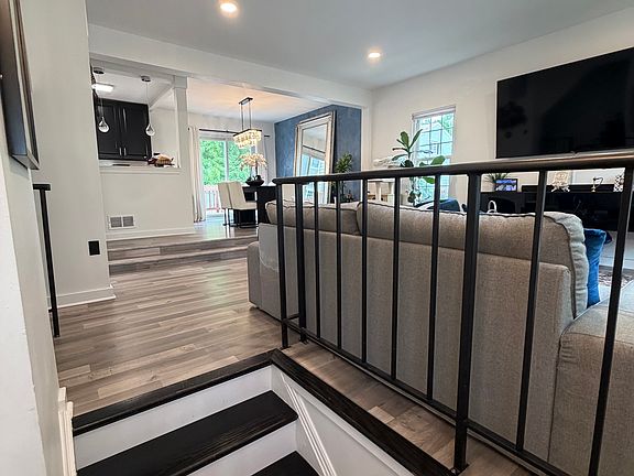 5th image of 2376 Hunters Square Ct