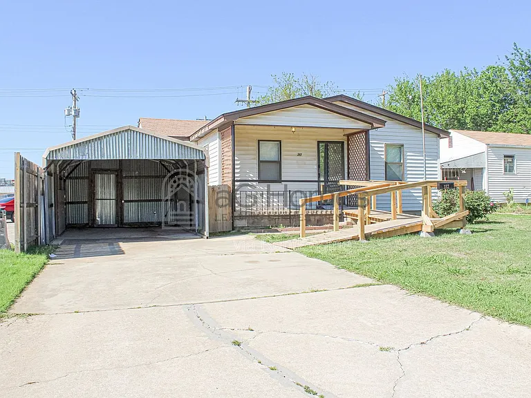 317 W Peach St — Photo 2