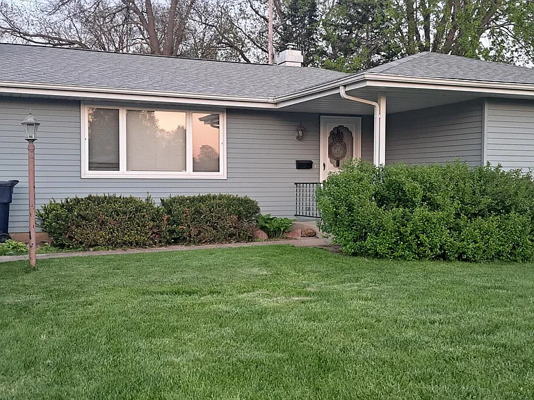 1718 Hancock Ln — Photo 2