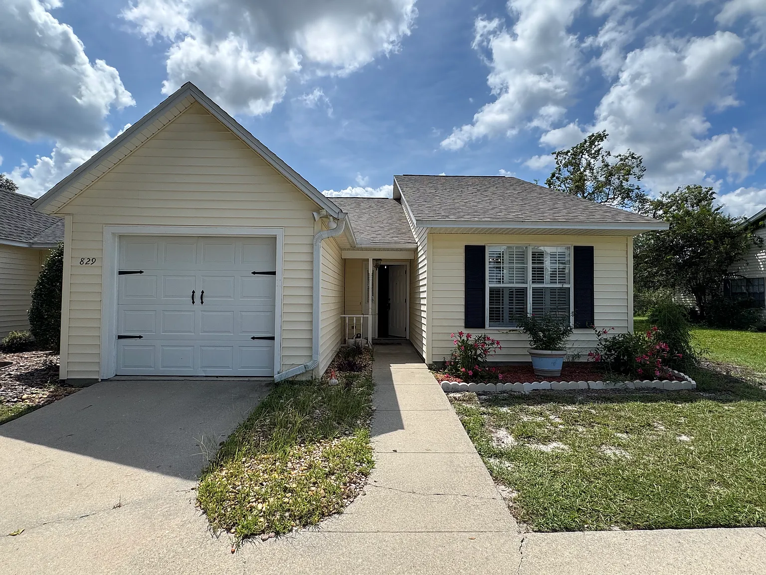 2 bed, 1044 sqft, $1,395 — Photo 1