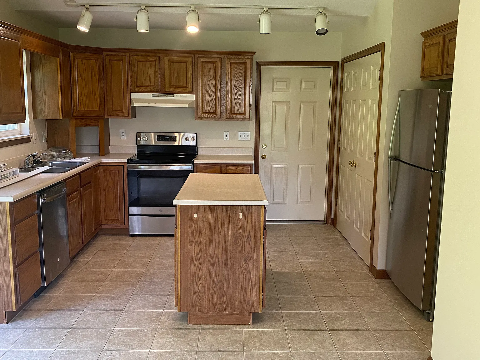 2 bed, 1200 sqft, $1,700 — Photo 2