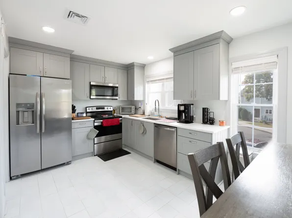 75 Redwood Drive #208, East Haven, CT 06513