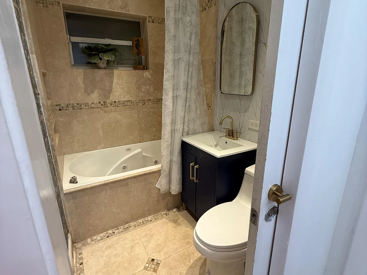 3 bed, 1.0 bath, 1194 sqft, $1,533 — Photo 2