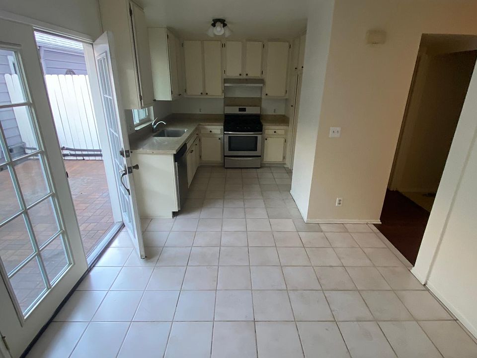 1st image of 548 N Marengo Ave APT 3