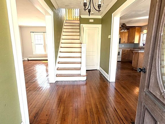 4th image of 180 Russell Rd