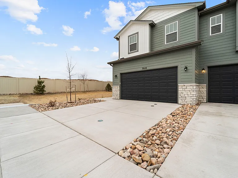 7810 Keebler Dr — Photo 2