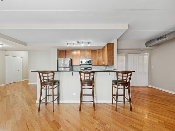 4th image of 3611 W Montrose Ave #406