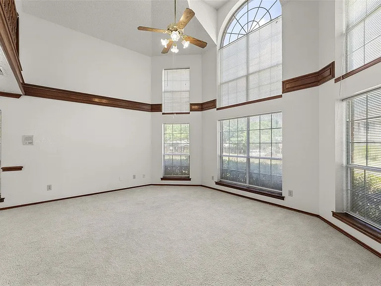 1423 Holveck Dr — Photo 3