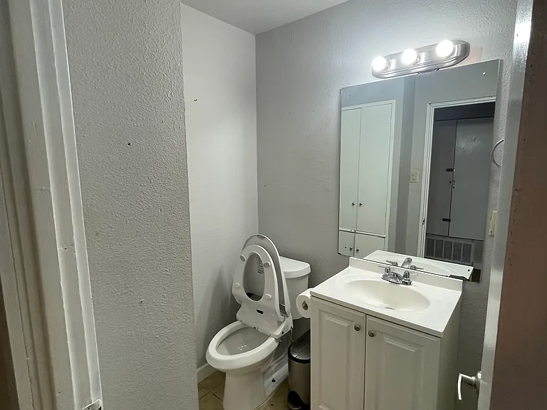 E Hutchins Pl — Photo 13
