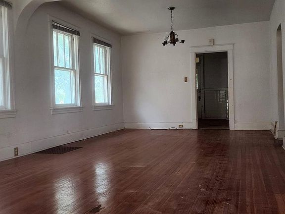 3rd image of 7517 Ellis Ave