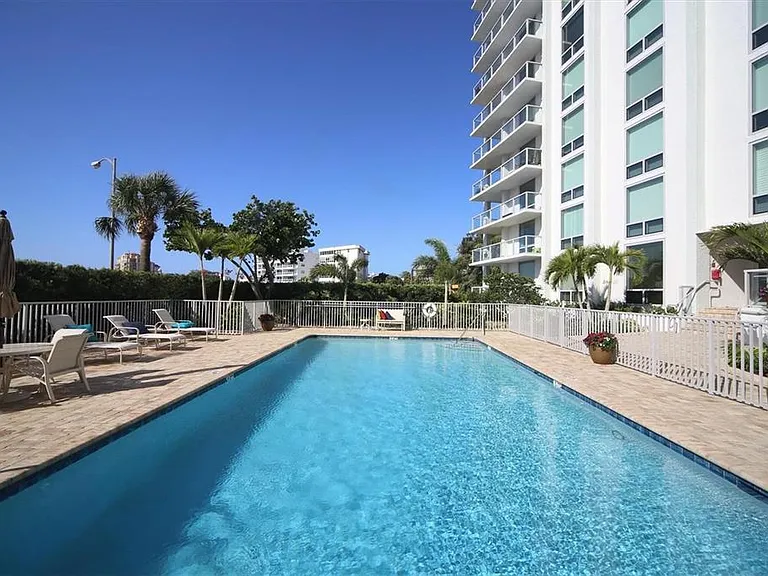 1111 N Gulfstream Ave #16C — Photo 31