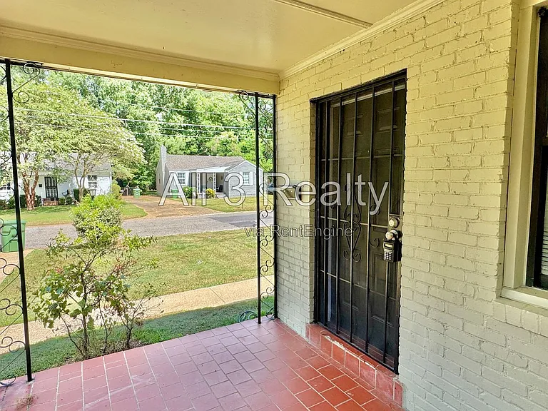 208 Bradley Dr — Photo 4