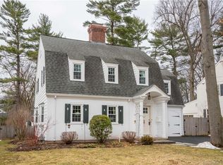 107 Foxcroft Rd, West Hartford, CT 06119