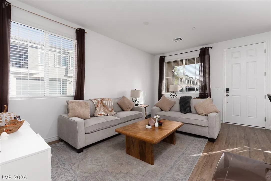 3 bed, 3.0 bath, 1521 sqft, $2,200 — Photo 4