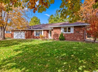 11 Hickory Ridge Dr, Morton, IL 61550