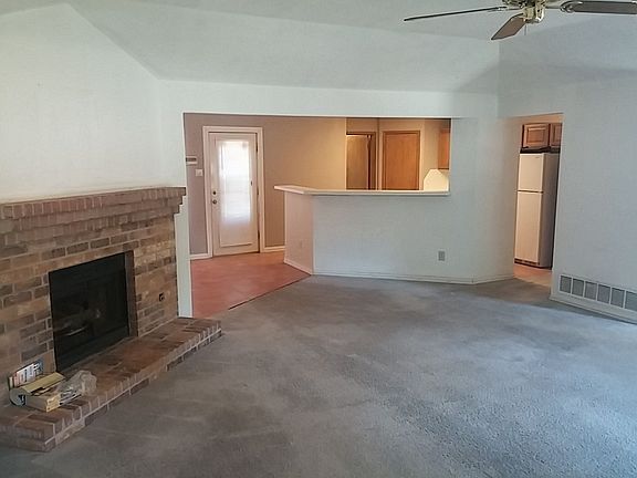 Living flows into kitchen