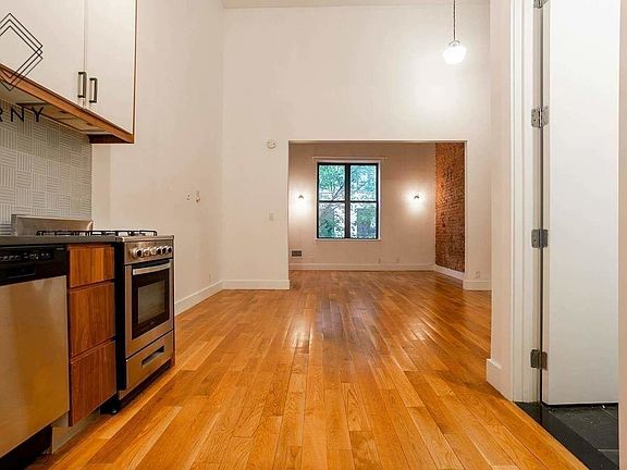 4th image of 949 Willoughby Ave #304B