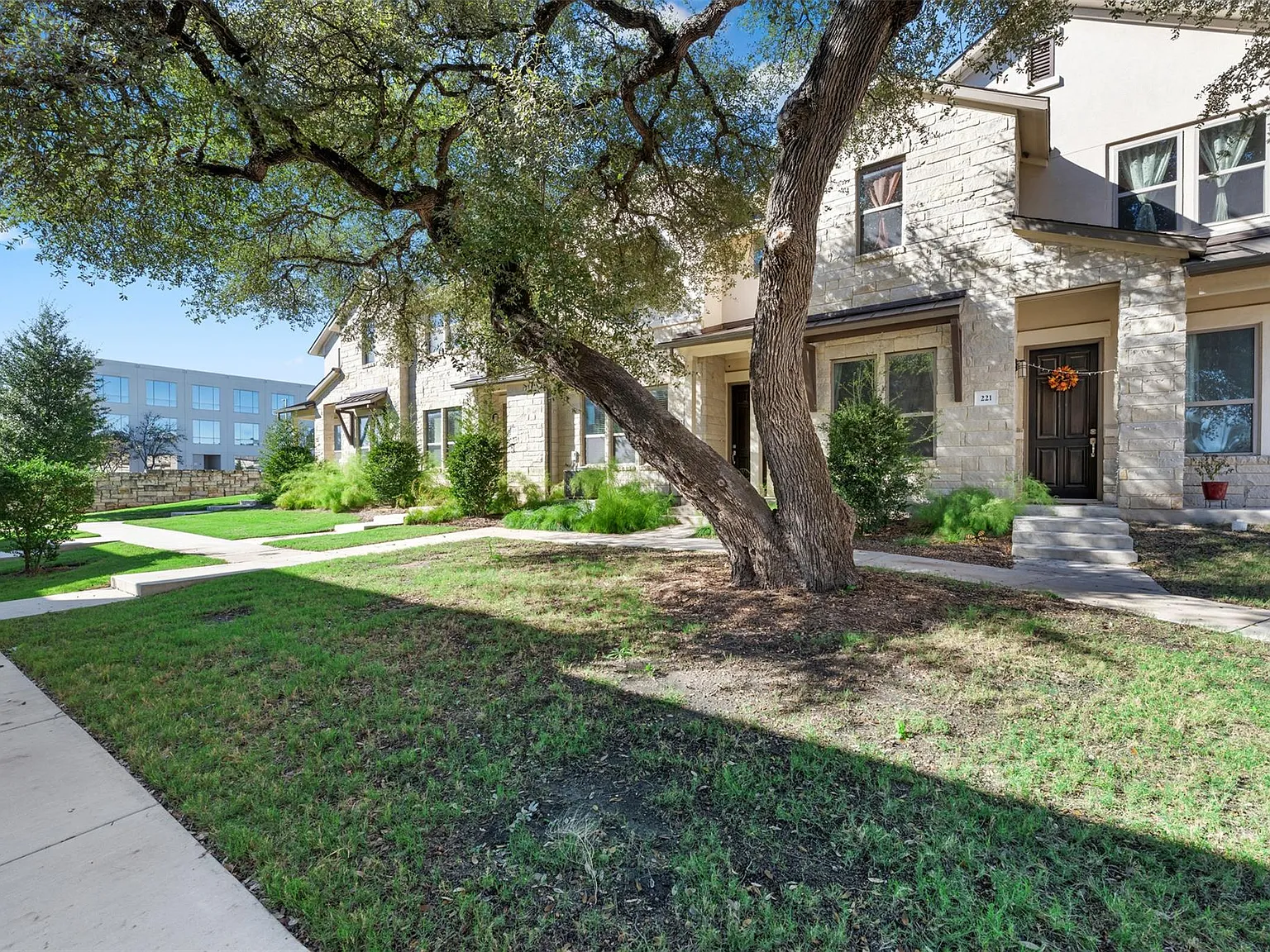 3 bed, 2.5 bath, 1701 sqft, $2,200 — Photo 2