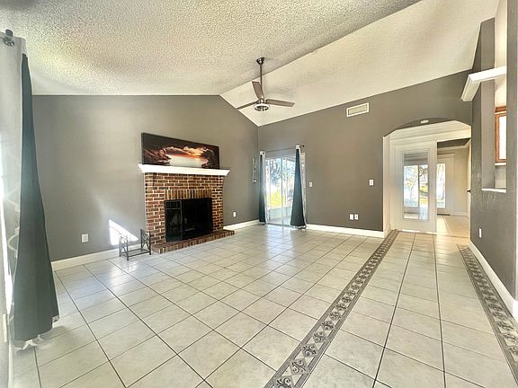 3rd image of 3863 Lake Shore Dr