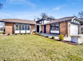 5731 Doe Cir, Westmont, IL 60559