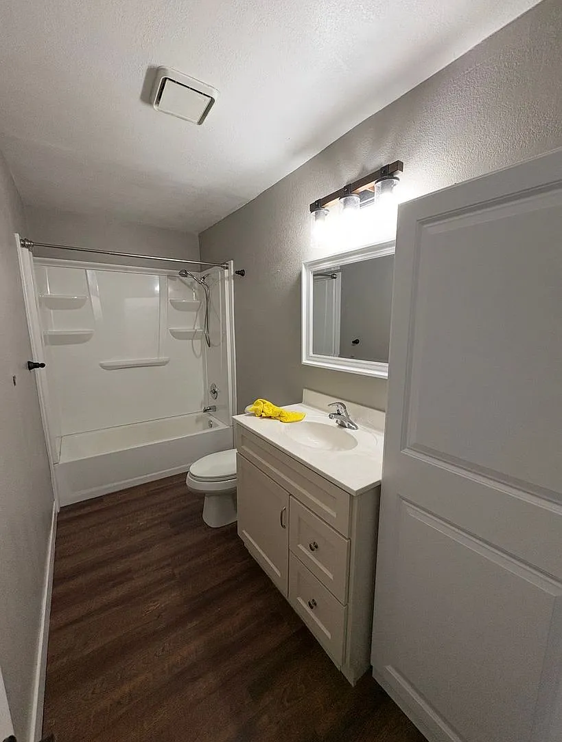 Charming 2 Bed / 1 Bath Home with Garage & Fenced Yard — Photo 4