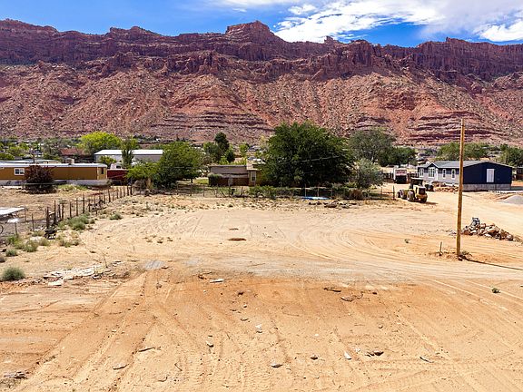 4th image of 2814 S Desert Rd