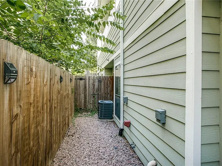 2415 Stutz Dr #D — Photo 20