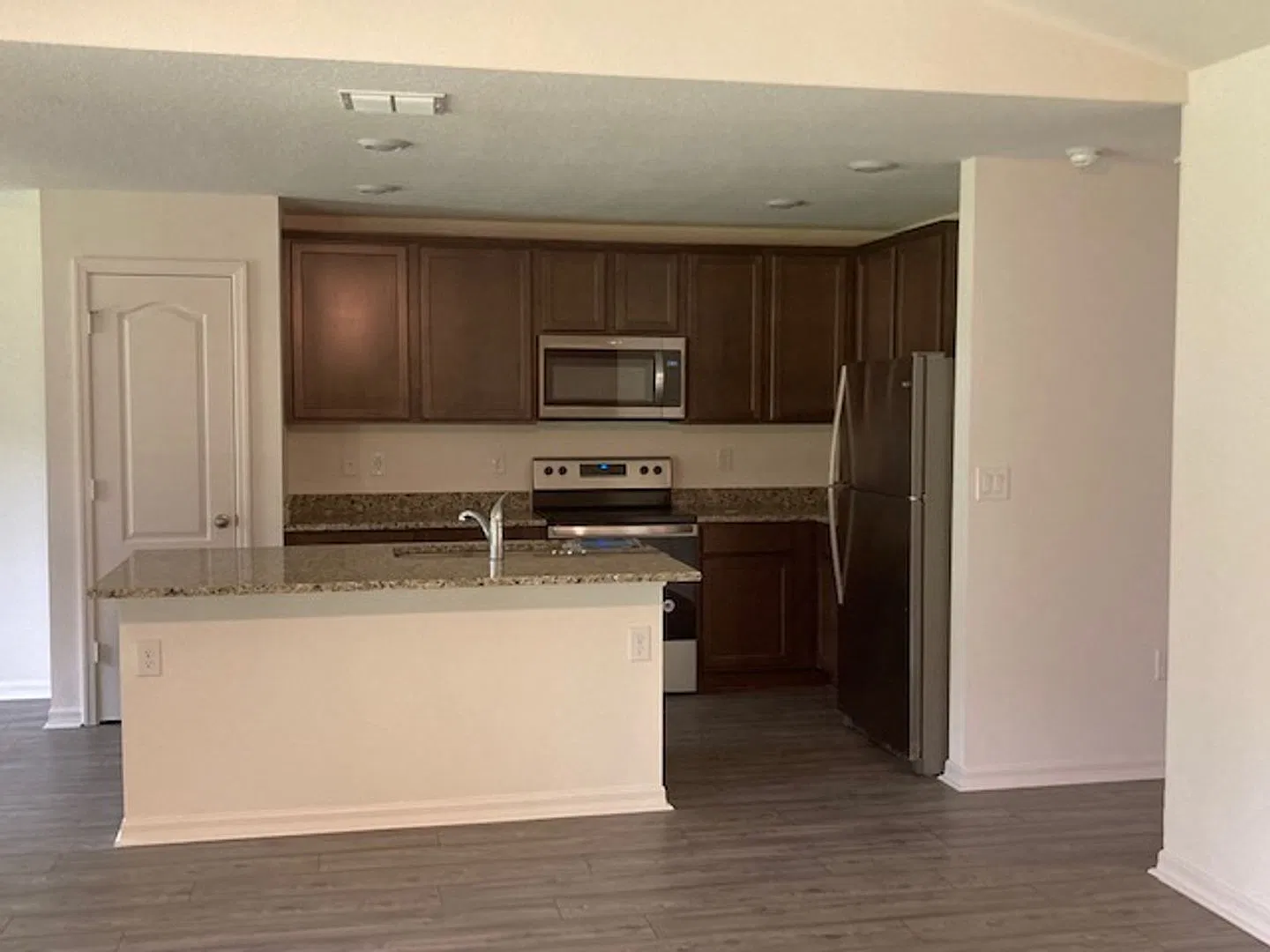 Like new 3+Den, 2 bath, 2 car garage and a screened in porch! — Photo 4