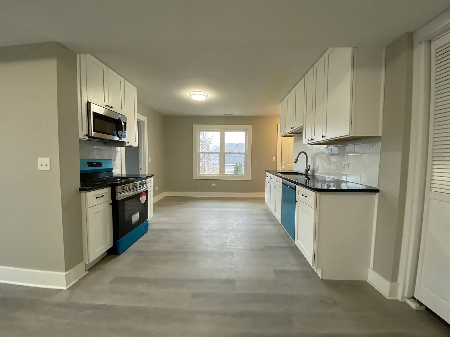 3 bed, 950 sqft, $1,995 — Photo 1