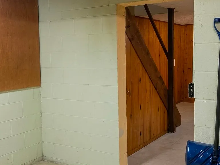 Basement laundry area and air ducts