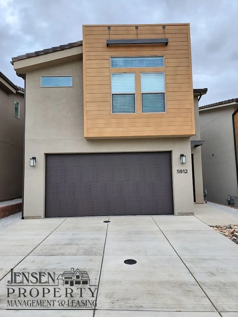Newer4 Bedroom Town Home — Photo 1