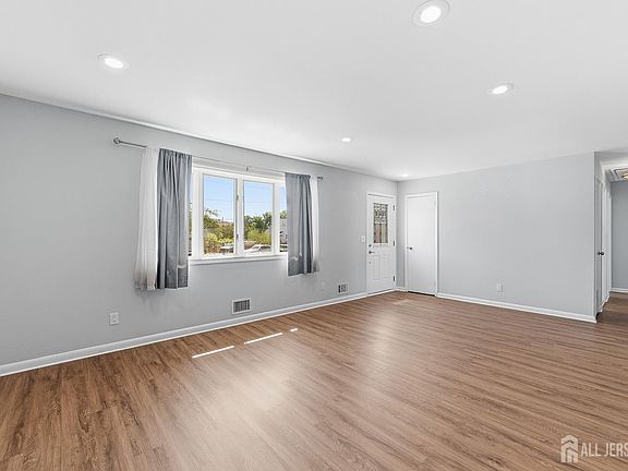 4th image of 854 Nelson Pl