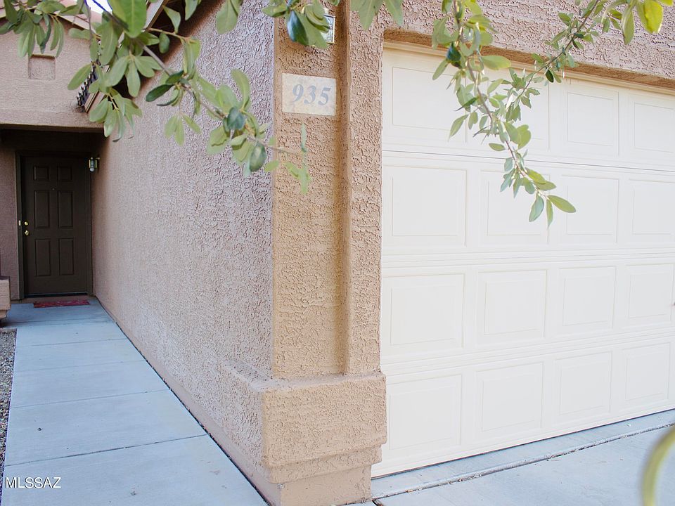 1st image of 935 W Calle Barranca Seca