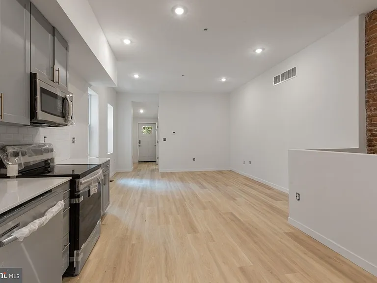 223 S 45th St #1R — Photo 8