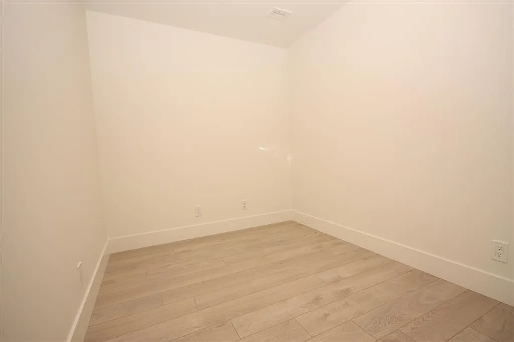 Gorgeous 1 Bedroom and Den in North Vancouver — Photo 3