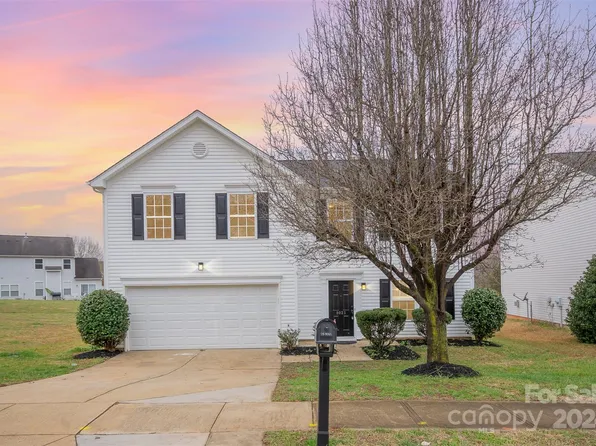8021 Weeping Fig Ln, Charlotte, NC 28215