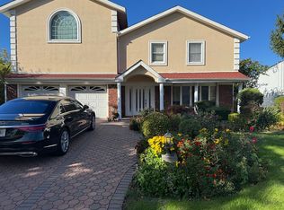 8 North Dr, New Hyde Park, NY