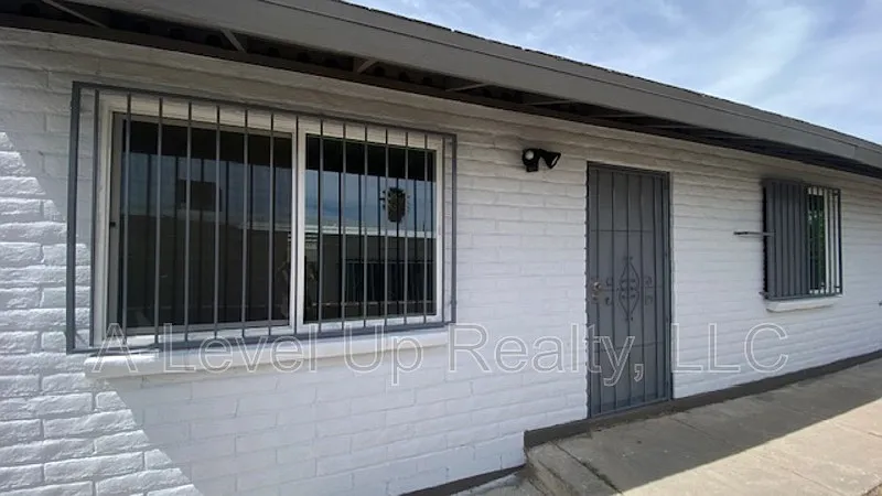 2 bed, 1.0 bath, 750 sqft, $995 — Photo 2