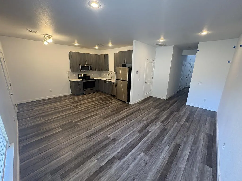 626 N College St — Photo 1