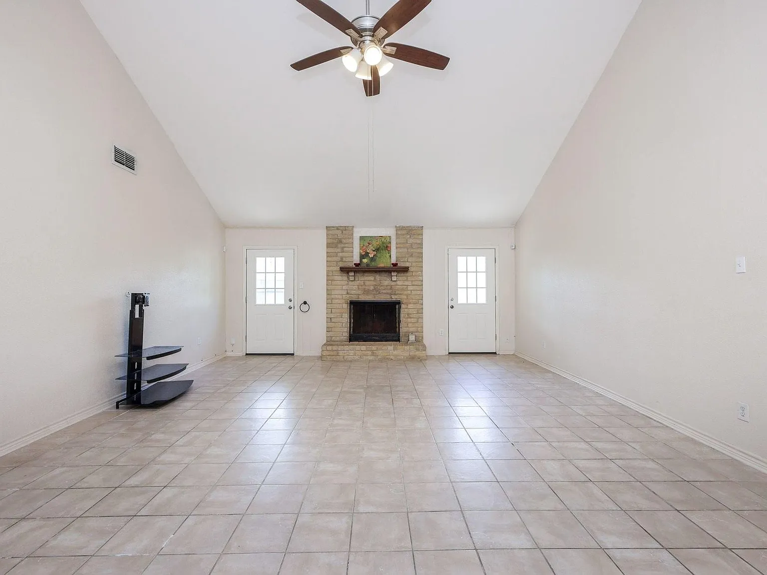 3 bed, 2.0 bath, 1580 sqft, $2,100 — Photo 3