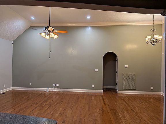 4th image of 203 Laurel Wood Dr