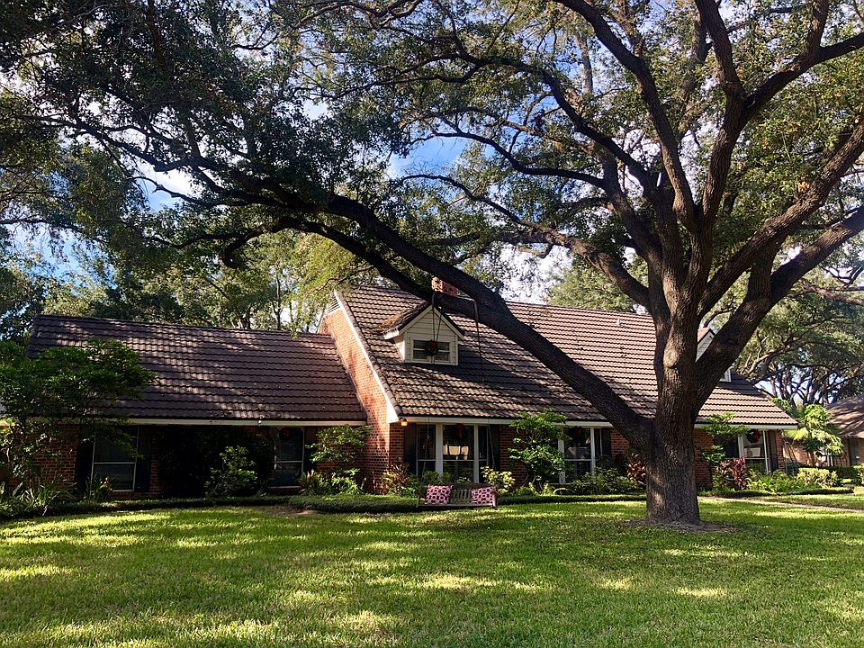 Large Front w/stunning trees