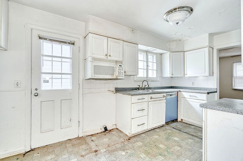 13th image of 262 Commodore Pkwy
