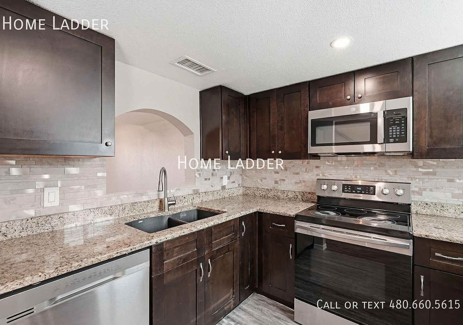Beautifully Remodeled 2BR/2.5BA Townhouse walking distance from ASU! — Photo 3