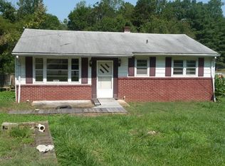 220 Grayleaf Cir, Martinsville, VA 24112