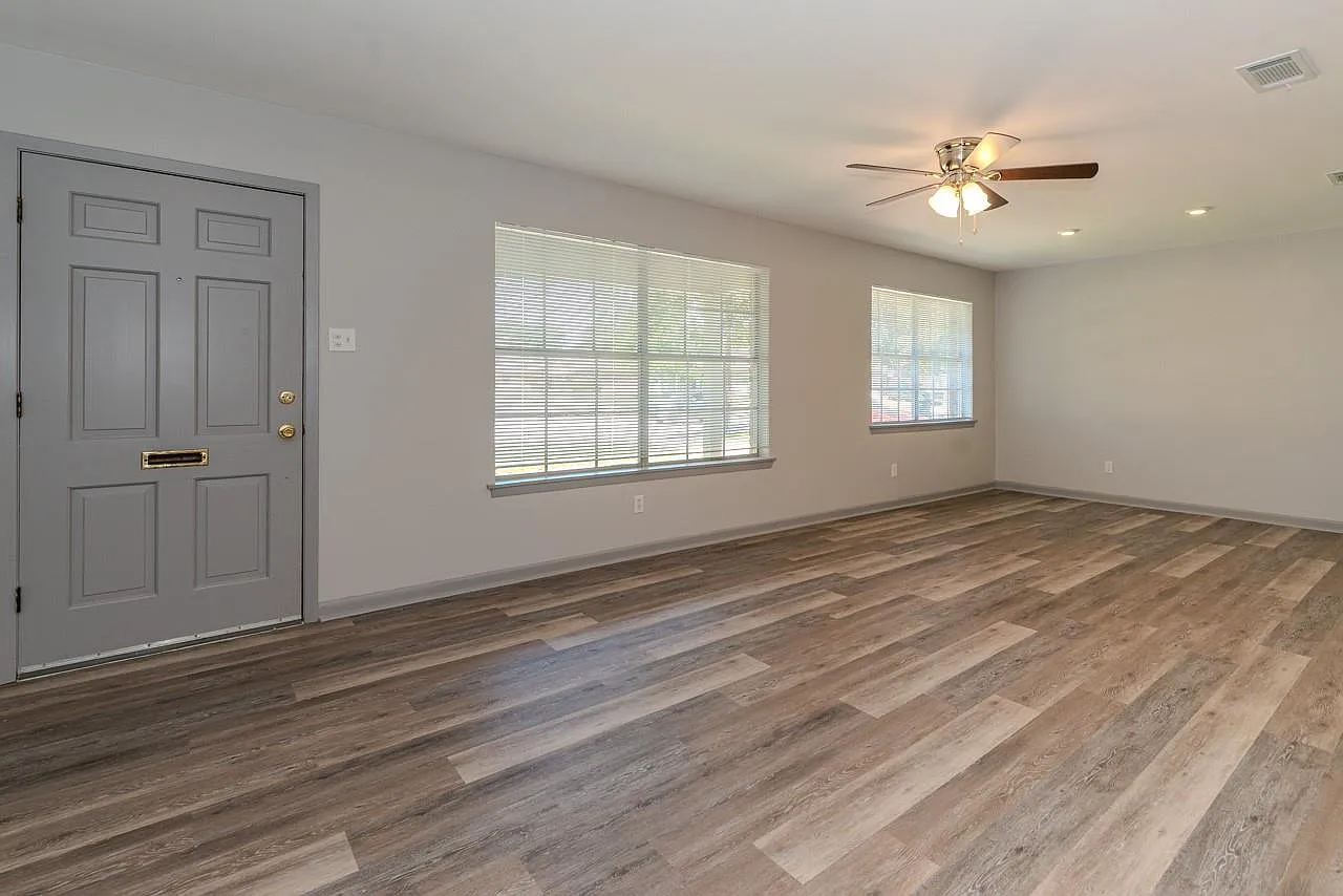 3 bed, 2.0 bath, 1414 sqft, $1,700 — Photo 4