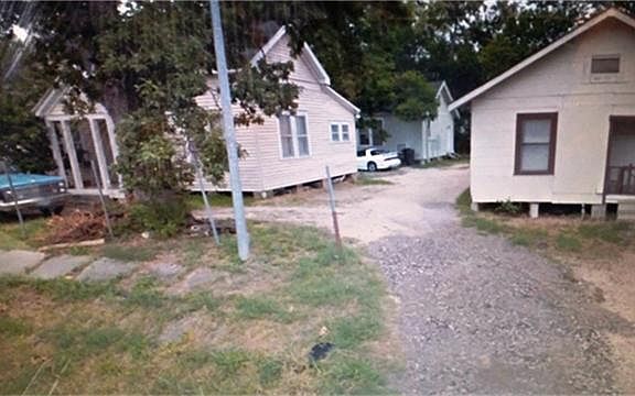 property currently has 4 small houses in lot. Easy to remove. LOT Value ONLY