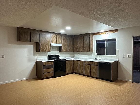 Beautiful Kitchen with new appliances and countertops