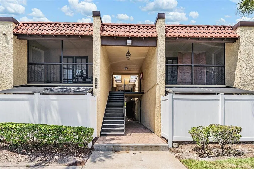 2 bed, 1.0 bath, 864 sqft, $1,950 — Photo 1