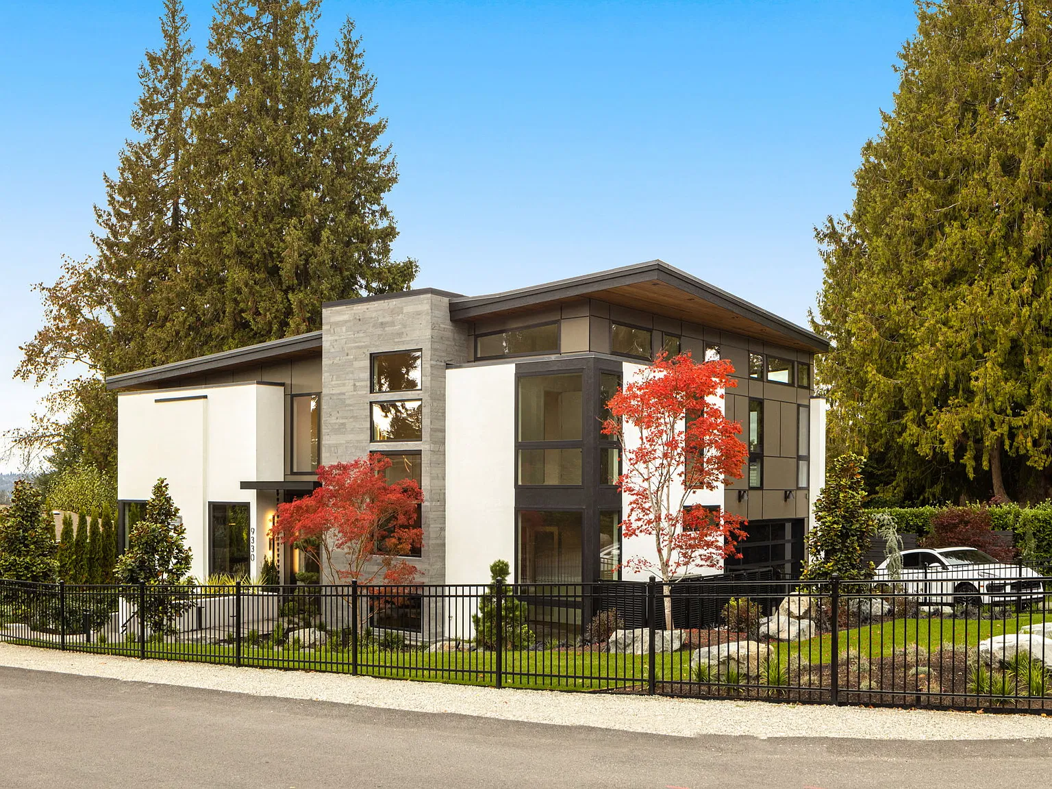 5 bed, 4.5 bath, 5367 sqft, $19,500 — Photo 1